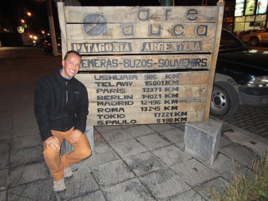 Willkommen in Patagonien! Wie man sieht, sind wir noch immer 14.000 km von Berlin entfernt, aber immerhin schon wieder dichter an Europa dran als in Neuseeland.