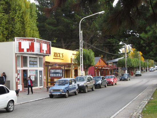 Das ist die Hauptstraße des Ortes mit einigen kleinen Restaurants...