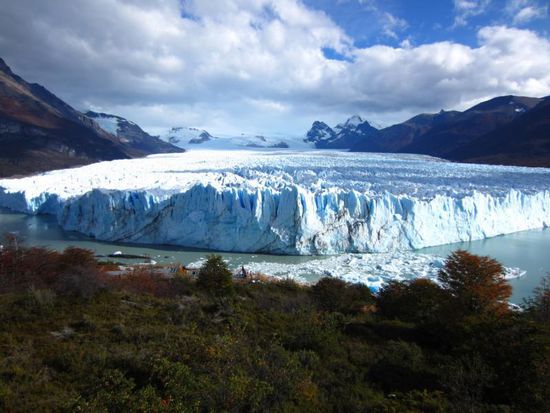 ... wenn man dann aber direkt davor steht, zeigt sich der Perito Morenos in seiner vollen Pracht.