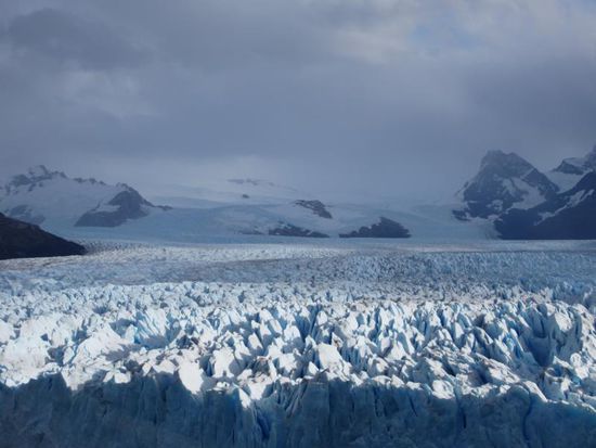 Er ist 30 km lang und hat seinen Ursprung in den dahinterliegenden Anden.