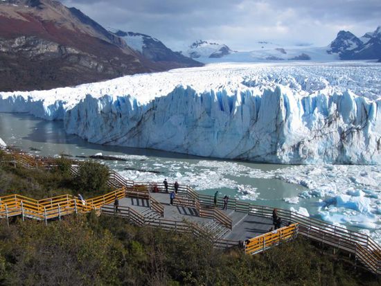 Die vielen Aussichtsplattformen sind perfekt angelegt, so dass man den Eisklotz aus nächster Nähe bestaunen kann.