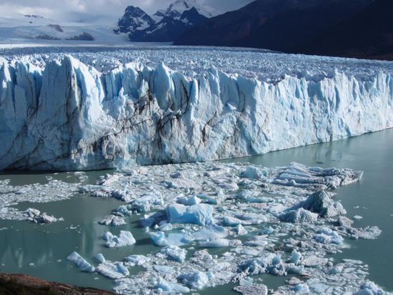 In regelmäßigen Abständen brechen mit einem lauten Knall Eismassen ab und stürzen ins Meer, jedesmal gibt es dann einen Mini-Tsunami.