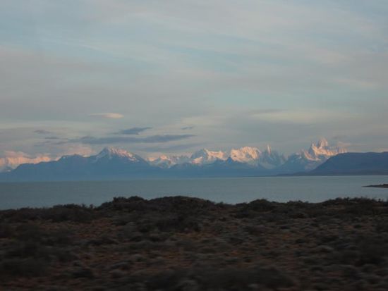 Während der Busfahrt von El Calafate nach El Chaltén wird man ständig von der Gebirgskette der Anden begleitet - ansonsten sieht man aber nur karges Steppenland.