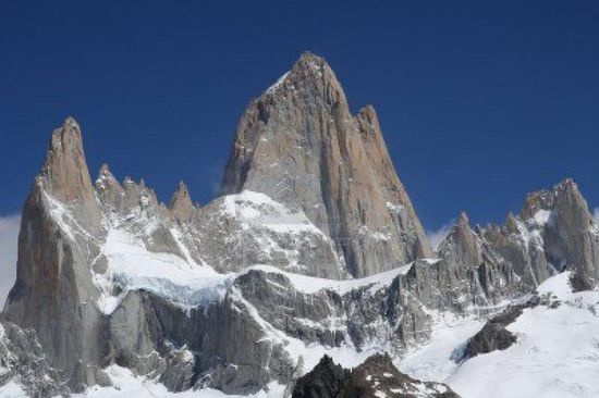 ... und ganz kurz kam auch der Fitz Roy, höchster Berg der Gruppe, heraus, um kurz danach wieder ein den Wolken zu verschwinden. Das Wetter ändert sich hier wahnsinnig schnell.