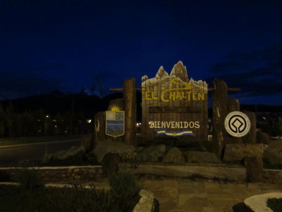 Im Morgengrauen nehmen wir Abschied von El Chaltén und im Hintergrund grüßt noch einmal der Fitz Roy aus der Ferne.
