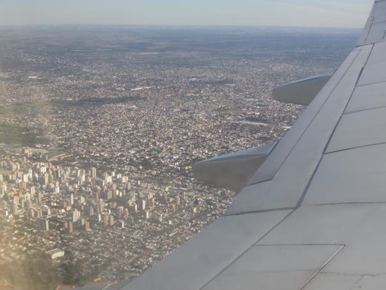 ... bevor 3 h später die 12 Mio. Stadt Buenos Aires unter uns liegt. Nach der Einsamkeit wird es nun wieder turbulenter. Also - bis demnächst!