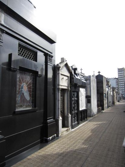 Auf dem Recoleta Friedhof im gleichnamigen Stadteil. Die Grabkammern hier ähneln schon fast kleinen Häusern.