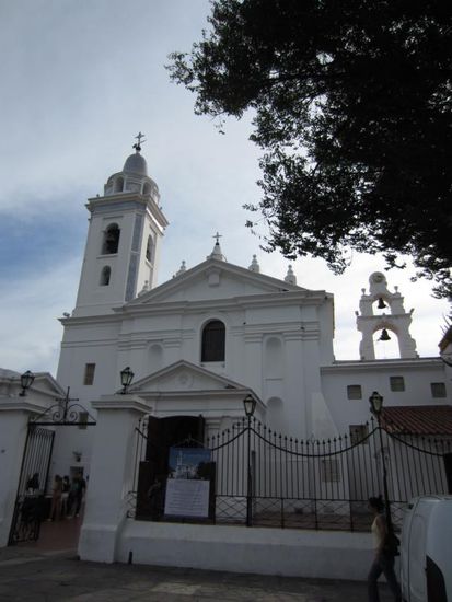 Gleich neben dem Friedhof liegt die prachtvolle Kirche Iglesia del Pilar - eine von vielen schönen Kirchen in der Stadt.
