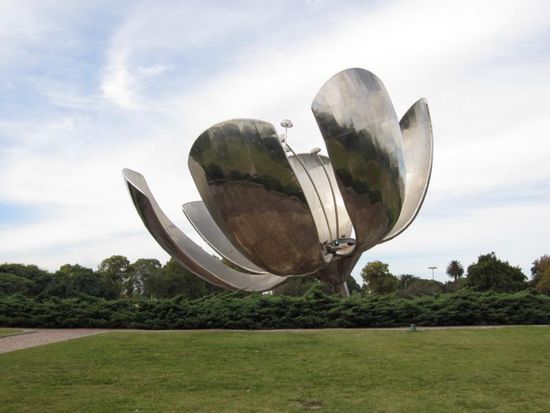 Die Porteños lieben ihre riesige Metallblume "Floralis Generica", sie ist am Tage geöffnet und schließt sich zur Nacht.