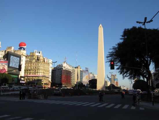 Der weiße Obelisk im Zentrum von Buenos Aires ist eines der Wahrzeichen der Stadt.