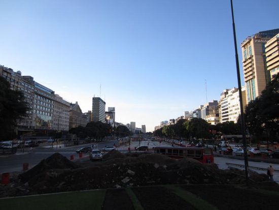 Er steht in der Mitte der 16-spurigen Hauptstraße "Avenida 9. Julio", an der ständig irgendwo gebaut wird.