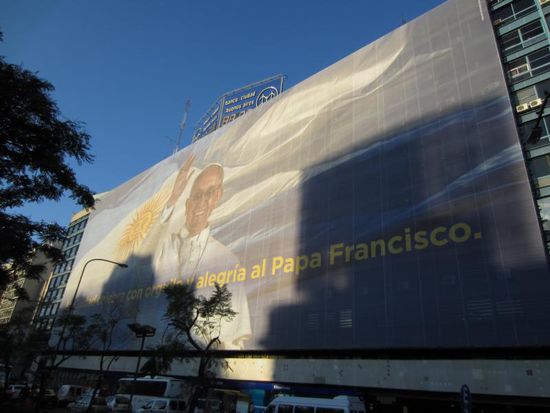 Ein riesiges Poster an der Avenida zeigt den Stolz der Argentinier, dass der neue Papst, Papa Francisco, aus ihrem Land kommt...