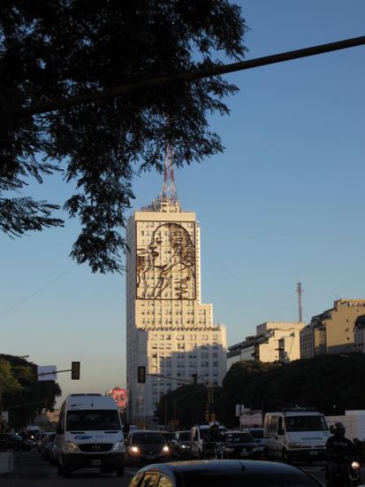 ... und Evita, die größte Tochter der Stadt, ist natürlich auch allgegenwärtig.