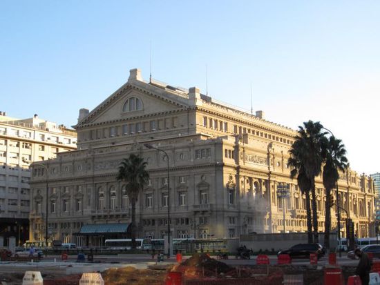 Das Teatro Colon ist ein wirklich prächtiges Gebäude - außen...
