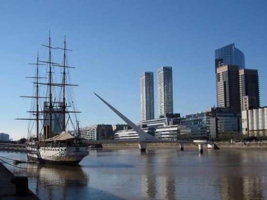 Puerto Madero, der alte Hafen von Buenos Aires, ist heute hauptsächlich ein modernes Geschäftsviertel...
