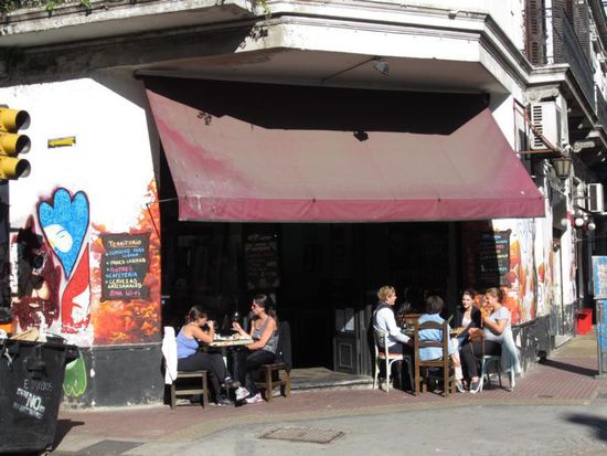 ... und kleine Cafés, in denen man stundenlang in der Sonne sitzen kann.