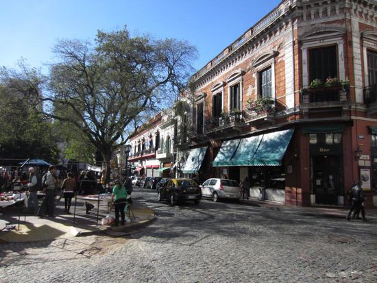 Beschaulicher geht es in San Telmo zu. Auf den kopfsteingepflasterten Straßen gibt es viele Markstände...