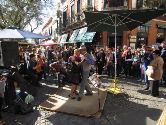 Jeden Sonntag ist dort großer Markt an der Plaza Dorrego und man kann den Einheimischen beim Tangotanzen zuschauen. Dieses ältere Paar gehört zum Urgestein des Viertels und ist sogar auf Postkarten zu sehen.