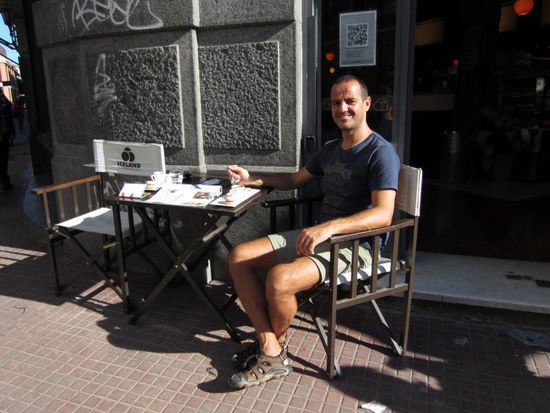 Bei einem guten Kaffee und einer Kugel "Dulce de Leche" Eis kann man dem Treiben auf dem Platz in aller Ruhe zuschauen 