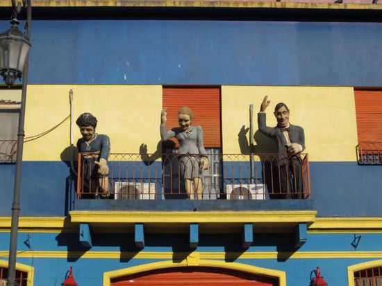 Von den Balkons der Häuser winken bekannte Persönlichkeiten wie der Fussballer Maradona und - Evita, wer sonst.