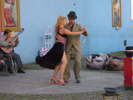Natürlich gehört auch in La Boca der Tango zum Straßenbild, so wie in ganz Buenos Aires.