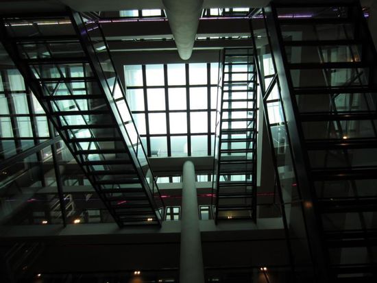 ... und auch der Pool im 5. Stock ist ein echter Hingucker. Der Boden ist aus Glas und man kann die Leute vom gesamten Treppenhaus aus beim Schwimmen sehen (hier der Blick von unten nach oben)