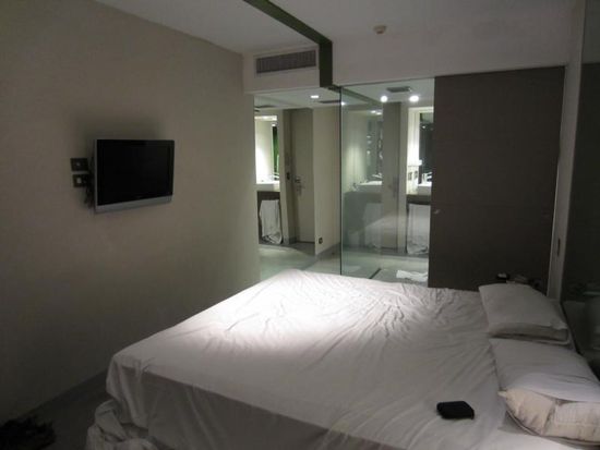 Endlich mal alles auspacken! Unser Zimmer im Axelhotel - vom Bett aus hat man freien Blick in die gläserne Duschkabine  ...