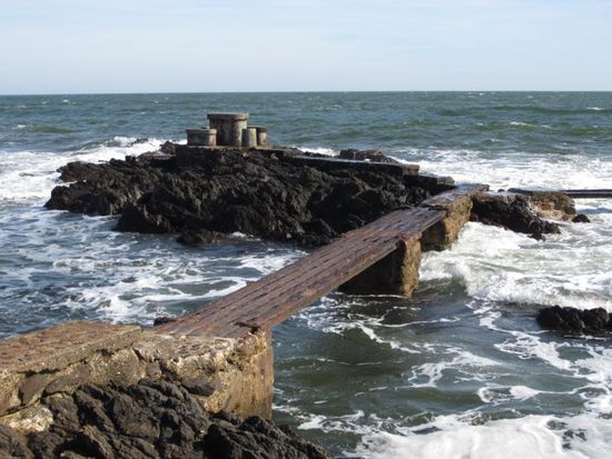Auf diesem Felsen stehen ein steinerner Tisch und Bänke. Eine tolle Idee! Es muss fantastisch sein, dort im Sommer zu picknicken.