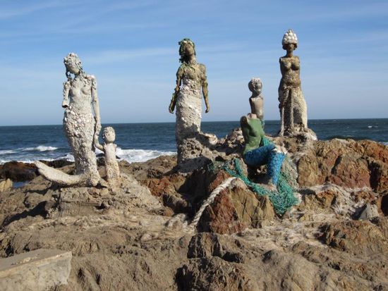 Der eigentliche Punta del Este -  hier treffen sich der Rio de la Plata und der Atlantik. Die Statuen sind Geschmackssache, uns gefielen sie aber.