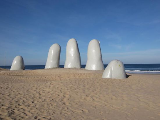 Ebensfalls eine witzige Idee ist die aus dem Sand herausgreifende Hand - sie ist auch das Wahrzeichen und das häufigste Fotomotiv des Ortes.