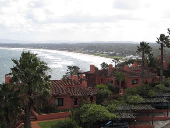 Etwas außerhalb von Punta del Este liegen weitere kilometerlange Strände und Apartmentsiedlungen - die Architektur hat uns sehr an die Kanaren erinnert.