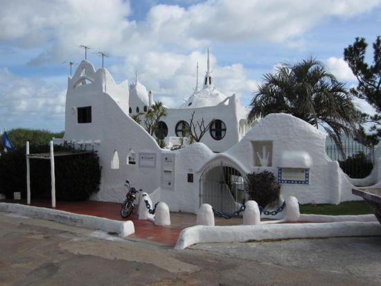 Diese Anlage wurde von einem Künstler im griechischen Stil erbaut und besteht aus einem Hotel, Restaurant und einem Museum.