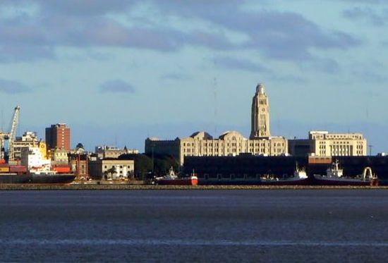 Schon bei der Ankunft in Montevideo kann man das bekannte alte Zollgebäude sehen.