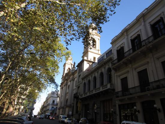Gleich neben dem Hafen liegt die Altstadt mit einigen schönen Plätzen wir hier die Plaza Constitución.
