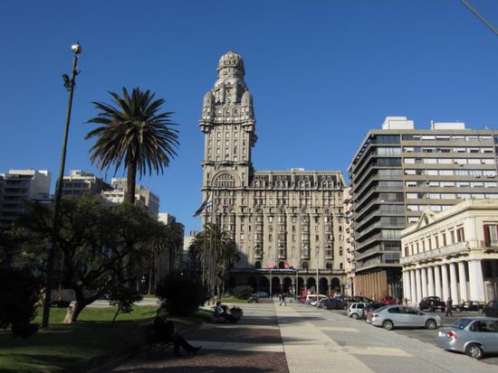 Kurz dahinter liegt die Plaza Independencia mit dem Palacio Salvo - einst das höchste Gebäude Südamerikas...