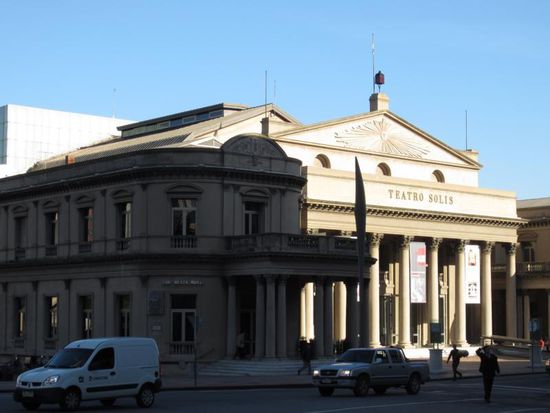 ... und dem Teatro Solis, das jedoch wesentlich kleiner und nicht so imposant ist wie das Teatro Colon in Buenos Aires.
