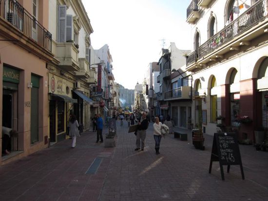 Die Fußgängerzone zieht sich dann von der Plaza Independencia bis zu den alten Markthallen...