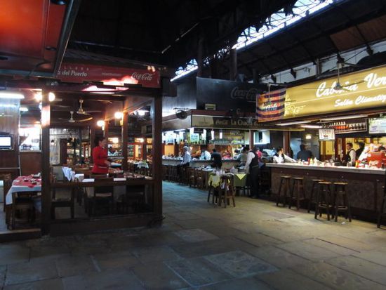 ... die neben den Verkaufsständen ein paar wirklich schöne urige Parrillas beherbergen...