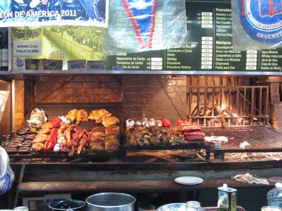 ... in denen man zuschauen kann, wie (reichlich) Fleisch und (etwas) Gemüse über dem Feuer gegrillt werden.