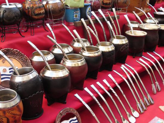 Und das sind die kunstvollen Becher, aus denen Mate getrunken wird. Kaum ein Uruguayo geht ohne seinen Mate-Becher aus dem Haus.