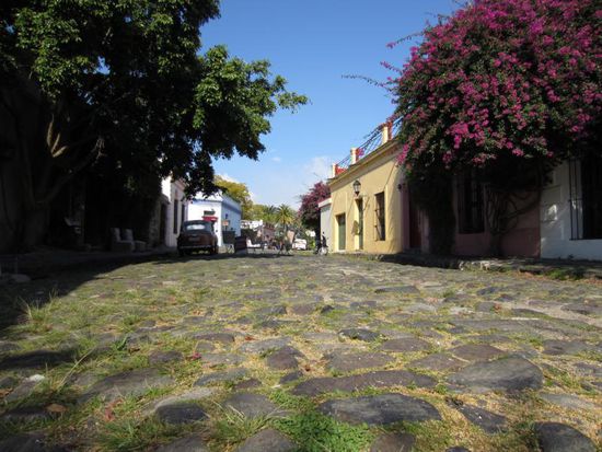 Das grobe Kopfsteinpflaster in den schmalen Gassen muss hunderte Jahre alt sein.