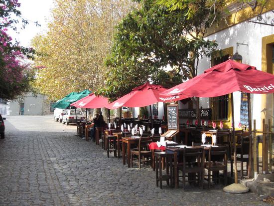 Die vielen kleinen Straßenrestaurants warten hauptsächlich auf die Tagesausflügler, die täglich von Buenos Aires herüberkommen.