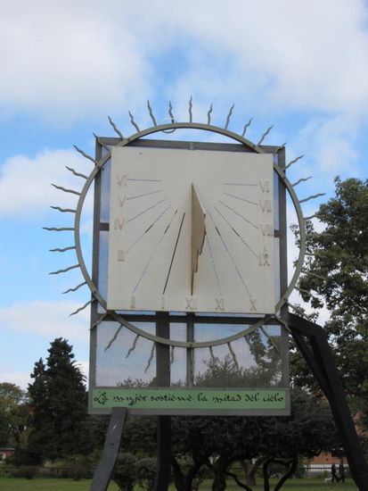 Die Zahlen dieser Sonnenuhr sind spiegelverkehrt zu einer europäischen Uhr angeordnet, da sich die Sonne auf der Südhalbkugel ja über Norden nach Westen bewegt.