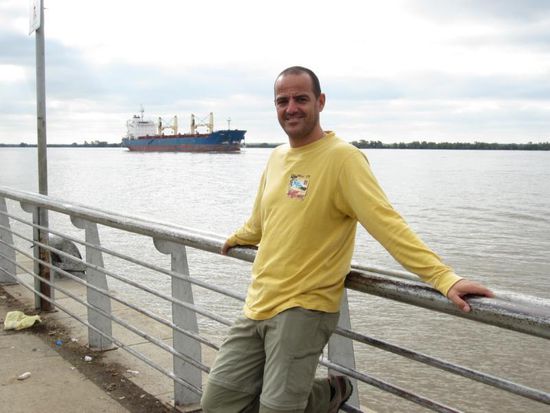 Am Ufer des Rio Parana entlang gibt es viele grüne Plätze, in denen man sich entspannen und die Schiffe beobachten kann (fast wie in Hamburg  )