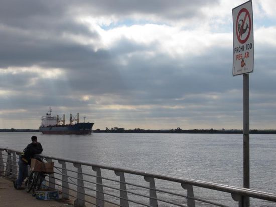 Das Schild "Angeln verboten" schien hier keinen zu stören, denn überall am Fluss sah man Angler stehen.
