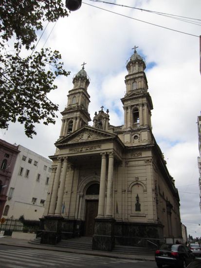 Schöne Kirchen findet man so wie in ganz Argentinien auch in Rosario  - diese hier steht an der Plaza 25 de Mayo.