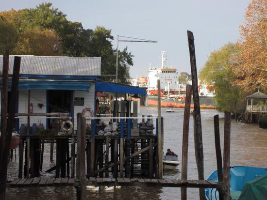 Gleich neben dem Haus, gab es den einzigen Laden, in dem aber nur das Wichtigste verkauft wurde. Außerdem diente er als Tankstelle für die Boote.