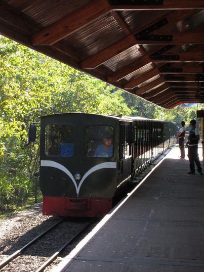 Mit diesem kleinen Zug kommt man zu den Wasserfällen - man kann aber auch wandern.