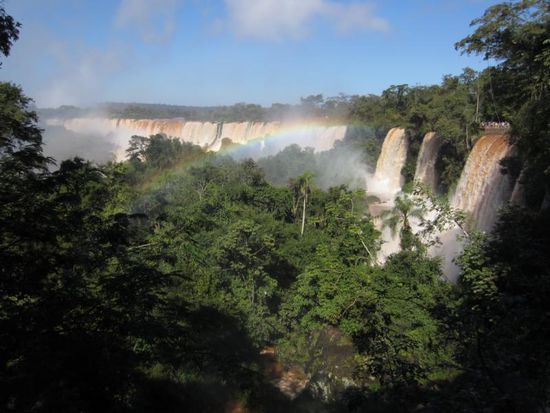 Nach einem kurzen Fussmarsch erreicht man dann endlich die Wasserfälle...