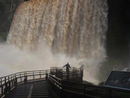 Auf den unteren Plattformen kommt man hautnah an das tosende Wasser heran...
